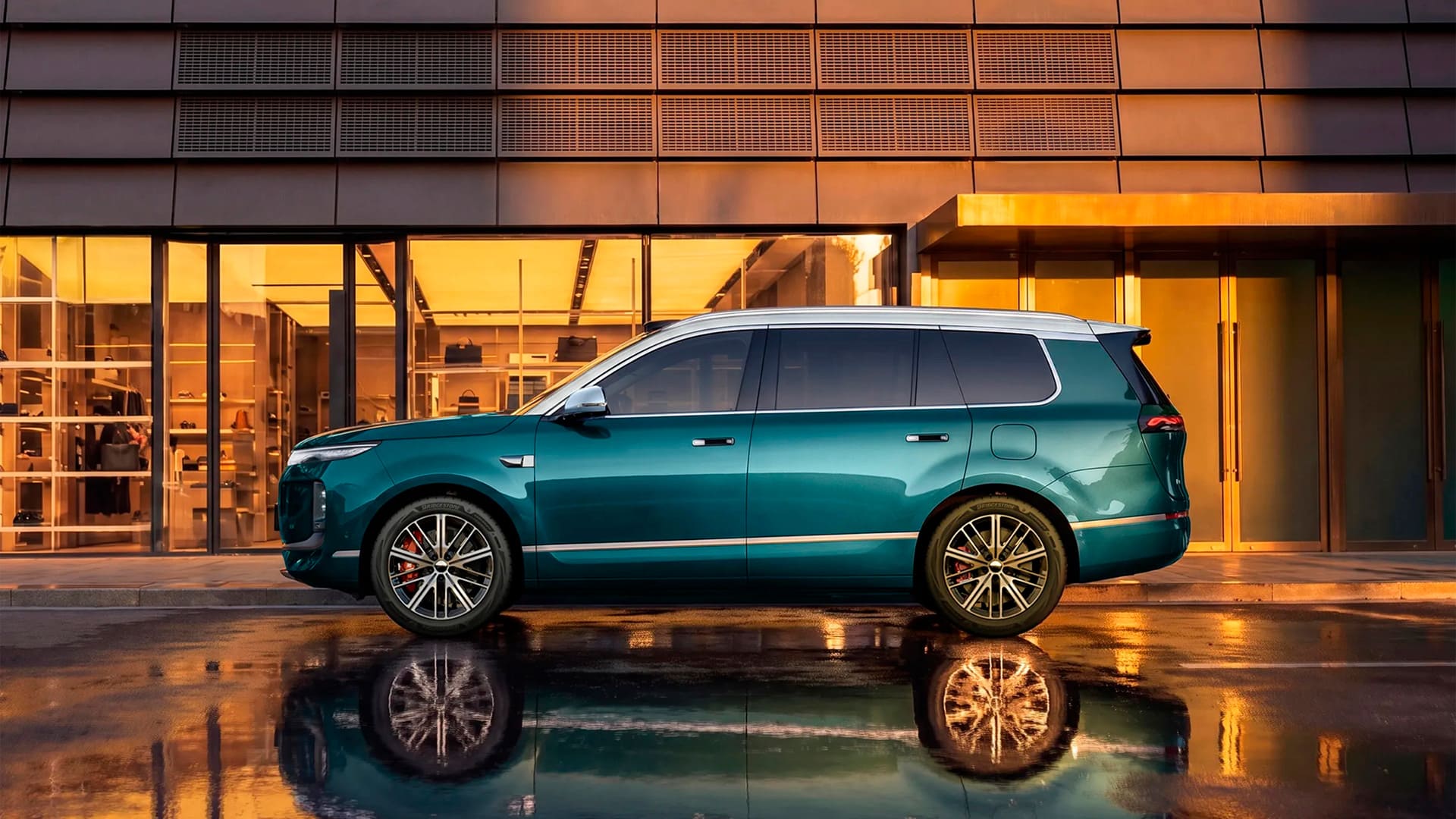 Гибридный автомобиль BYD Sea Lion 08 DM-i